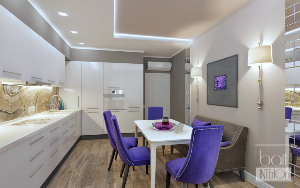 дизайн интерьера белой кухни с фиолетовыми акцентами